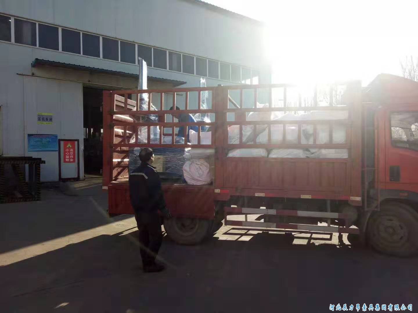 兩臺(tái)辰力32型鋼絲繩插套機(jī)發(fā)貨！