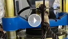 客戶自帶鋼絲繩，親自來(lái)廠家驗(yàn)收1000噸鋼絲繩壓套機(jī)